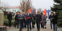 21 ноября 2025 года, перед торжественной частью мероприятия посвящённого Дню работников сельского хозяйства и перерабатывающей промышленности, на Бульваре трудовой Славы прошло традиционное возложение цветов с участием. - Калачеевский район